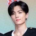 横顔まで完璧…ENHYPEN・ジェイ、「PRADA」バックもかすむ“圧巻ビジュ”にファン感嘆！【PHOTO】