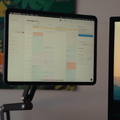 Apple Studio Displayが大きいため「フルサイズのモニターをもう一台置くよりもこのほうが断然いい」と、合理性重視。