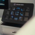 Stream Deckを使い、ボタン1つですぐに収録を開始できる。下に置かれているのは周辺機器とMacを繋ぐTS4。
