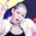 坊主以上のインパクト！XG・COCONAが“スキンヘッド”に衝撃変身、アイドルの域超えた「美の新境地」