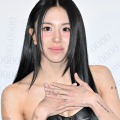 腕のタトゥーもチラ見せ…26歳になったTWICEチェヨン、誕生日ケーキを前に満面の“舌ペロ笑顔”！【PHOTO】 画像