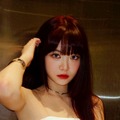 LE SSERAFIM・ウンチェ、ざっくり肩見せ＆ミニ短パン！スラリ美脚でファン魅了「顔もスタイルも完璧…」【PHOTO】