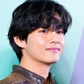 BTS・V、浮かぶ血管に厚い胸板…順調なバルクアップの近況公開　約1カ月後には待望の除隊！【PHOTO】 画像