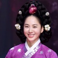 年齢不詳の美しさ…ベッドに寝そべる『オクニョ』悪役女優に「色気が止まらない」 夫は年商145億円 画像