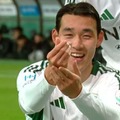 サッカーの試合中に公開プロポーズ。お相手は人気の女性アナウンサー 画像