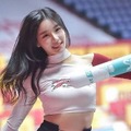 K-POPアイドル似の韓国チアガールがおへそチラッ…二度見必至の完璧プロポーションにファン熱狂【PHOTO】