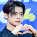 TXT・ヨンジュン、幼児と父子のような愛らしさたっぷりの2SHOT「職場で歯茎むき出しスマイル」【PHOTO】 画像
