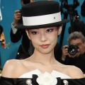BLACKPINK・ジェニー、製作時間“330時間”の衣装でMet Galaに登場！「人間シャネル」の美しさを発揮 画像