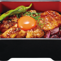 なか卯、大判つくねと鶏もも肉の2種類が堪能できる「とろたま炭火焼き鶏重」5月14日より発売 画像