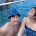 “密着スイムウェア”姿に視線釘付け！3歳下元俳優と結婚した韓国歌手、ハネムーン写真公開【PHOTO】 画像