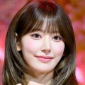 LE SSERAFIM・宮脇咲良、“胸元パックリ”キャミ姿で抜群スタイル披露！「レベチ」【PHOTO】 画像