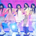 ILLIT、“ステージではアイドル、オフでは女子高生”『VOGUE』で見せた2つの顔に注目 画像