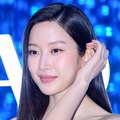 “限界ギリギリ”の衣装で再登場…ムン・ガヨン、露出多めの白ドレス姿に会場釘付け【独自写真】