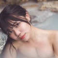 “日本一だらしない”キャンプ女子・たにりかと混浴!? 水面越しに浮かび上がる豊満バスト 画像