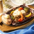ココス、みずみずしい夏野菜を使用した「夏野菜とチーズのカレー包み焼きハンバーグ」など29日より登場 画像