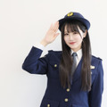 STU48・中村舞、“1日署長”姿で敬礼ポーズ！ 映画『鬼ベラシ』公式フォトブックより秘蔵カット解禁 画像