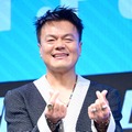 TWICEやNiziU生みの親パク・ジニョン（J.Y.Park）、“びしょ濡れフェス”にスケスケ衣装で出演？