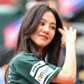 女優ハン・ジウン、美しいユニフォーム姿で“勝利の女神”に！野球愛あふれる特別な瞬間