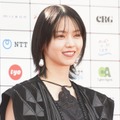 西野七瀬＆山﨑天、国際短編映画祭のレッドカーペットセレモニーにブラックドレスで登場 画像