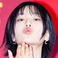 「デビュー前に整形せず後悔」発言が話題に、韓国女性歌手が名物フォトスポットで“くびれ”アピール