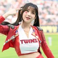試合に集中できない…韓国プロ野球の20歳チアガール、キュートな“小悪魔”SHOTで観客を虜に【PHOTO】 画像