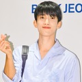 「ムキムキやん」SEVENTEEN・ドギョム、タンクトップからのぞく肉体美にファン悶絶！【PHOTO】 画像