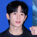 チョン・ヘインしか着こなせない？派手柄シャツで“ワイルドな魅力”を披露「何着ても似合う」【PHOTO】 画像