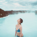 長濱ねる、8年ぶりの水着姿！ アイスランドの地熱温泉をうっとりと堪能 画像