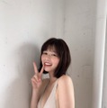 冴木柚葉、ベージュビキニで美肌見せ！『FLASH』オフショット公開 画像