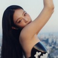 限界ギリギリ衣装から一転…BLACKPINKジェニー、“300時間手作業“で作られたアートな衣装で魅了