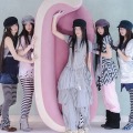 ILLIT、新AL『bomb』コンセプト写真で全員長髪に！水玉やストライプ模様の服を神秘的に着こなす 画像