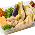 丸亀製麺、テイクアウト限定で「揚げ茄子と豚しゃぶうどん弁当」を本日新発売！ 画像