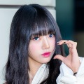 MEOVV・スイン、キュートなロングヘアにイメチェン！グレーの瞳で見つめる姿に「本物の子猫…？」【PHOTO】 画像