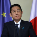 岸田前総理、満面の笑みでYouTube“銀の盾”を開封「実際の重さより大変重たいものを感じております」 画像