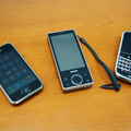 左からiPhone 3GS、HYBRID W-ZERO3、Blackberry Bold