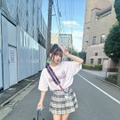黒嵜菜々子、ミニスカ&ハイソックスの“JKコーデ”が可愛すぎる！ 画像