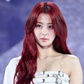 そんなに見せていいの？LE SSERAFIM・ユンジン、“背中全開”の大胆コーデに騒然「心臓破裂しそう」【PHOTO】 画像