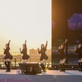夕暮れと調和した魔法のようなひととき…ILLITが野外イベントで新曲や大ヒットデビュー曲を披露