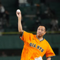 ナイツ、東京ドームの巨人×日本ハム戦で始球式に登場！ 塙「練習の成果が出ました」 画像