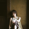 櫻坂46・的野美青、洋館で魅せる凛とした表情に釘付け！『B.L.T.8月号』の表紙を飾る 画像