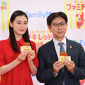 （左から）ファミリーマート商品本部FF部長 高倉一真氏、八木莉可子【撮影／平木昌宏】