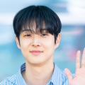 俳優チェ・ウシク、爽やかなブルーコーデで魅了！パリファッションウィークに出発【独自写真】 画像