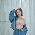 大人可愛いが止まらない！ 村重杏奈、肌見せデニムとランジェリーで美バスト披露 画像