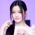 “日本人メンバー”ILLIT・イロハ、どこから見ても完璧…超至近距離SHOTに反響！「えぐかわ」「赤ちゃん猫」【PHOTO】 画像