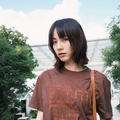 のん、鋭い流し目の私服ショットに反響続出！ 「かっこいい」「完全に惚れました」 画像