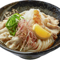 はなまるうどん、薬味のアクセントがたまらない新メニュー「3種薬味豚しゃぶうどん」が販売中！ 画像