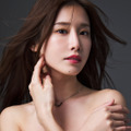 ラウンドガール・益田アンナ、上半身むき出しの大胆ショット！ 初の写真集『Fragments of glow』発売 画像