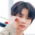 TXT・ボムギュ、ほろ酔い姿が可愛すぎる！茶目っ気たっぷりにワイン嗜む「ごはん何杯でもいける」【PHOTO】 画像