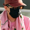G-DRAGONがピンクのド派手ファッションで空港に、カラフルなネイルと腕のタトゥーにも注目【PHOTO】 画像