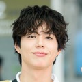 パク・ボゴム、“彼氏ルック”で空港に登場！絶妙バランスの脚長スタイルに視線集中【PHOTO】 画像